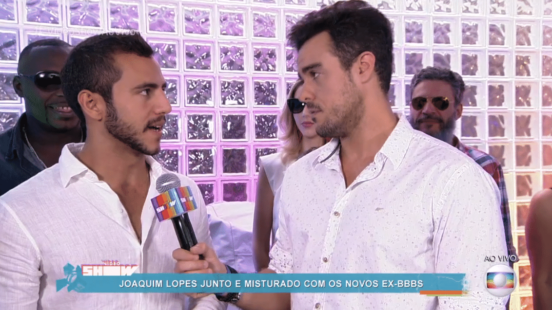 6.abr.2016 - Matheus explica para Joaquim Lopes que Cacau preferiu ficar com a família e não foi à festa dos brothers. "Você sentiu falta dela?", provocou o repórter do "Vídeo Show" - Reprodução/ TV Globo