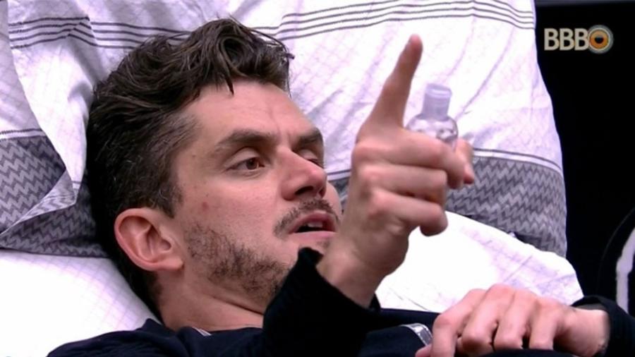 Marcos se revolta com Emilly durante festa Emoções - Reprodução/TV Globo