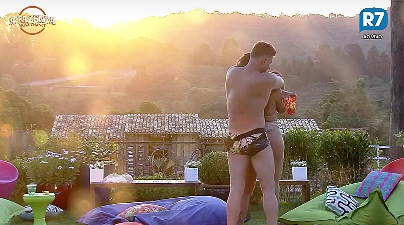 Marcos e Monique assistem ao pôr-do-sol - Reprodução/R7