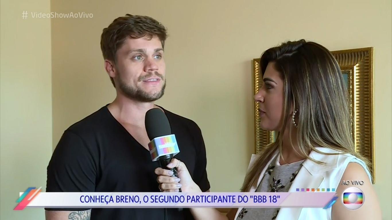 Breno, um dos participantes do "BBB18, com a repórter Vivian Amorim - Reprodução/TV Globo