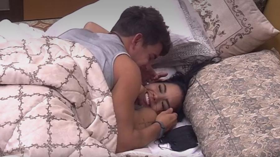 Dois dias depois de se conhecerem no "BBB17", Antonio e Mayara se divertem no quarto da líder - Reprodução/TV Globo