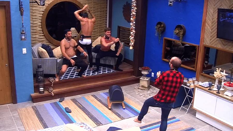 Brothers fazem striptease no quarto do líder - Reprodução/GloboPlay