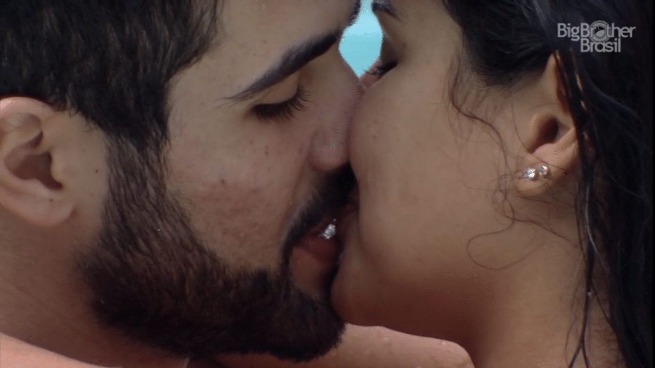 20.mar.2016 - Munik e Laham se beijam na piscina do "BBB16" - undefined