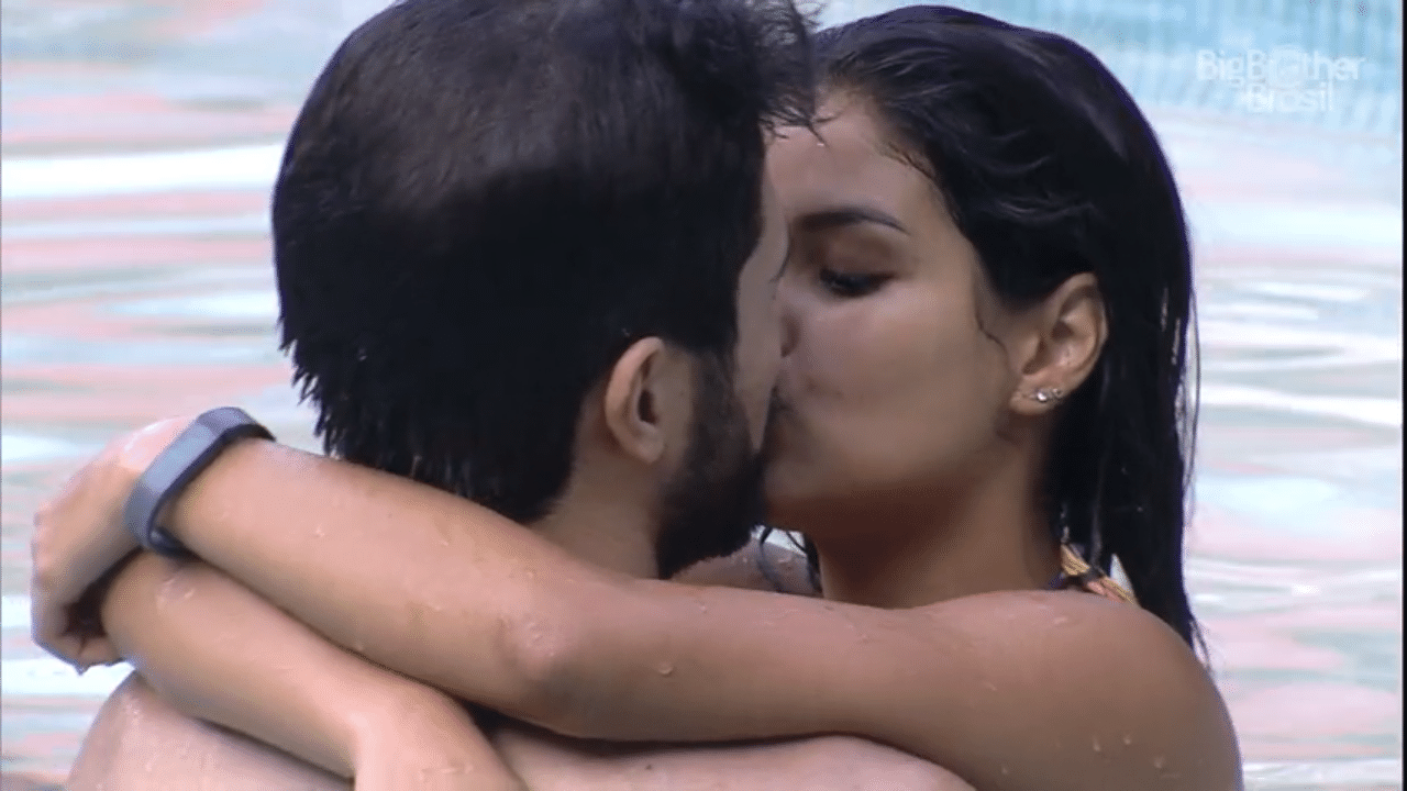 20.mar.2016 - Munik e Laham se beijam na piscina do "BBB16" - undefined