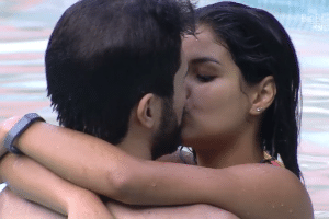 20.mar.2016 - Munik e Laham se beijam na piscina do "BBB16" - Reprodução/TV Globo - Reprodução/TV Globo