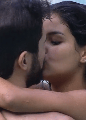20.mar.2016 - Munik e Laham se beijam na piscina do "BBB16" - Reprodução/TV Globo - Reprodução/TV Globo