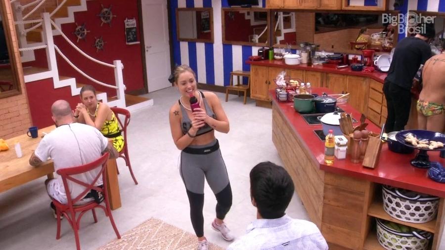 Jéssica canta para Lucas na cozinha do "BBB18" - Reprodução/GloboPlay