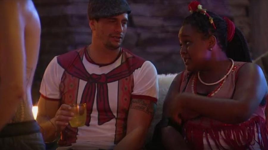 Roberta insinua para Daniel que Marcos está de olho em Vivian - Reprodução/TVGlobo