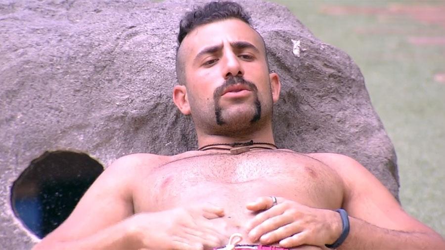 Kaysar aproveita o dia na piscina da casa do "BBB18" - Reprodução/GloboPlay