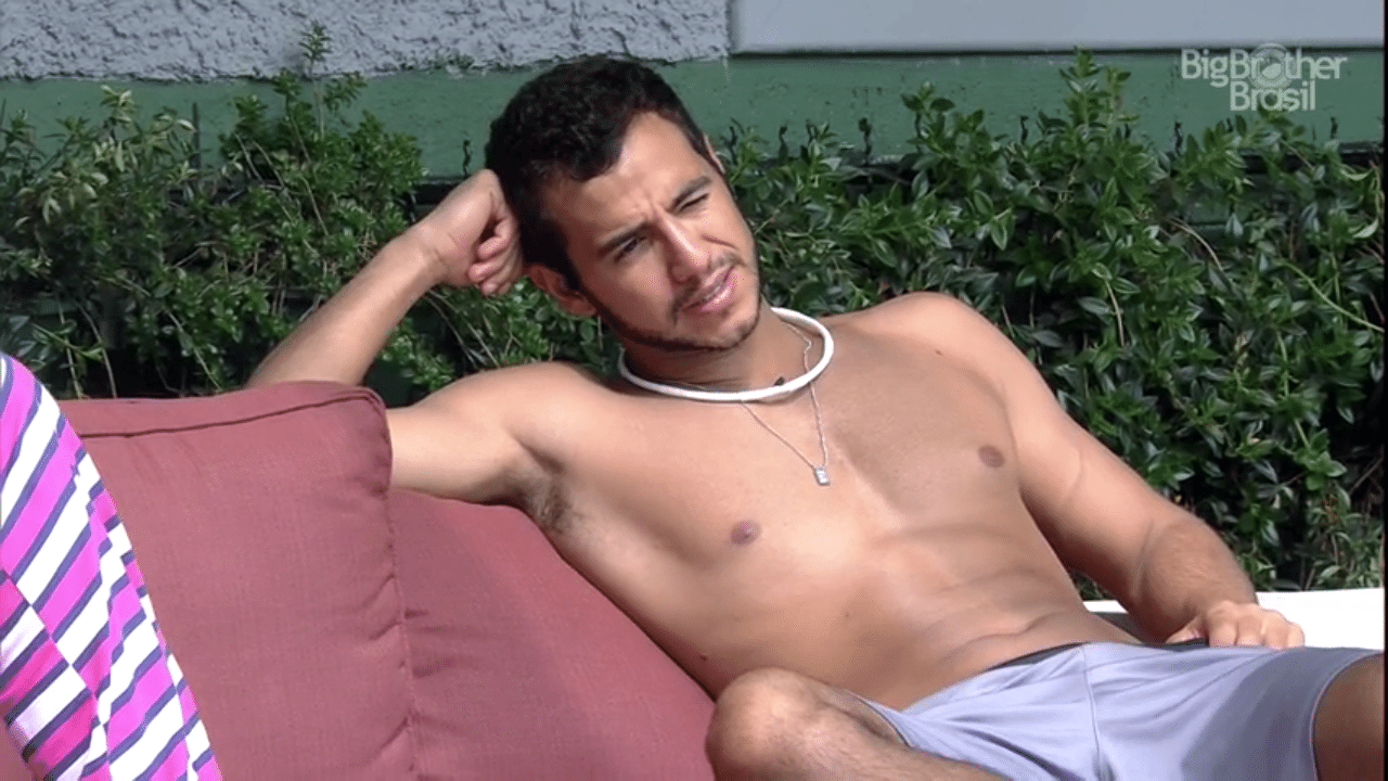 17.fev.2016 - Matheus elogia o sucesso do blogueiro Hugo Gloss: "Cara lança negócio no Brasil inteiro" no "BBB16" - Reprodução/TV Globo