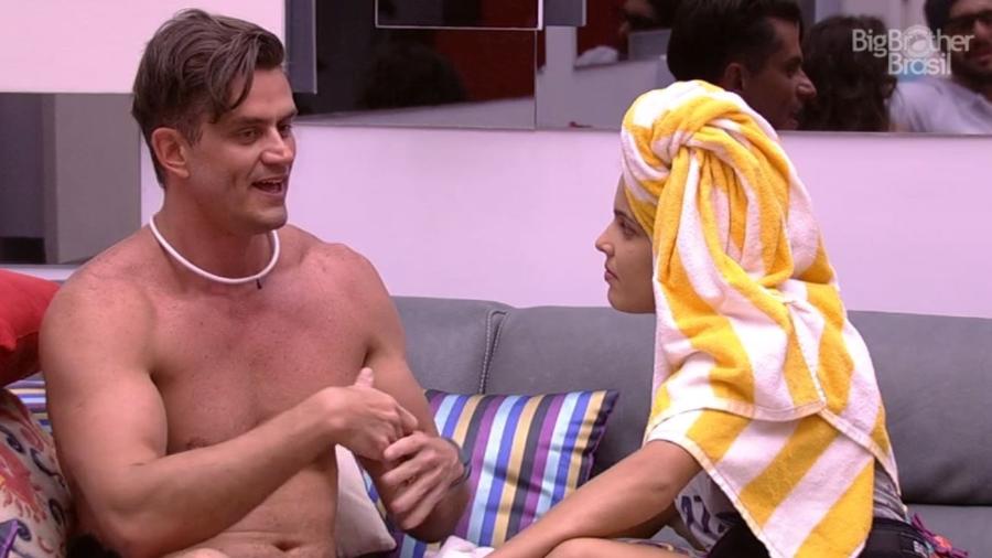 Marcos parabeniza Emilly por liderança - Reprodução/TV Globo