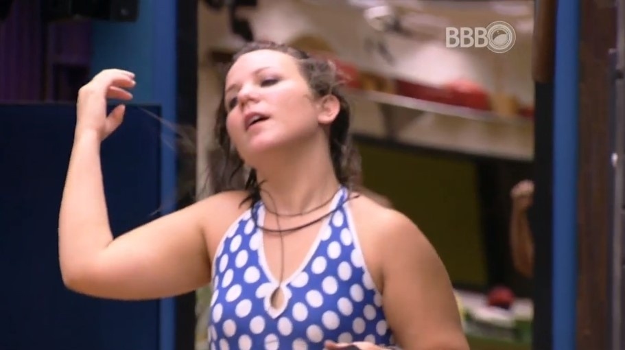 18.mar.2016 - Cacau vence prova do líder e pula na piscina para comemorar, no "BBB16" - Reprodução/TV Globo
