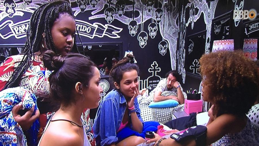 Gabriela conversa com Roberta, Emilly e Mayla enquanto Rômulo assiste - Reprodução/TV Globo