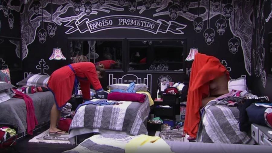 Ieda revela seio ao se trocar de roupa - Reprodução/TV Globo