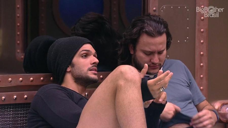 Diego e Lucas conversam no quarto submarino  - Reprodução/GloboPlay