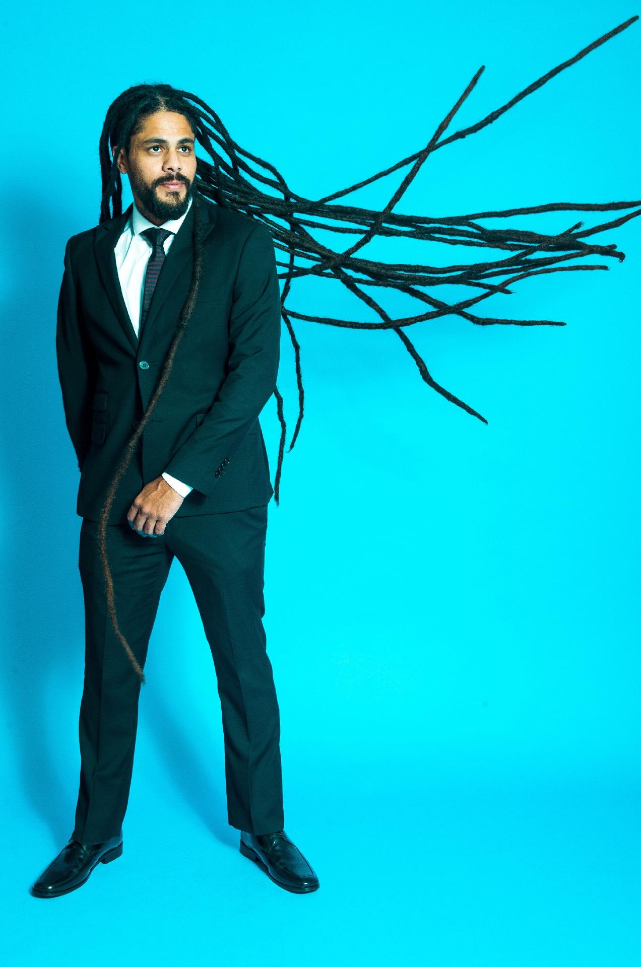 Elegante, Viegas foi de terno da marca Aramis e deixou seus dreads soltos - Raquel Cunha/Globo