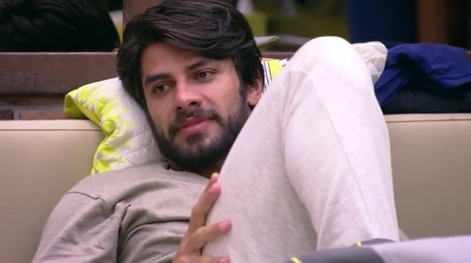 5.fev.2016 - Em uma brincadeira de perguntas e respostas, Renan do BBB16 afirmou que não ficaria com outro homem: "Sou hétero" - Reprodução/TV Globo