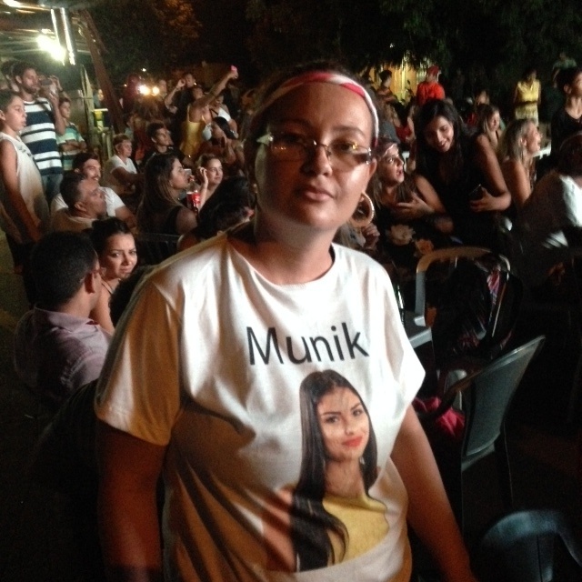 5.abr.2016 - Na noite desta terça-feira, a família e amigos de Munik se reuniram em Goiânia (GO) no bar de Ana Carolina Novaes, prima da vencedora do "BBB16" (foto), para acompanhar a final do programa - Matheus Monteiro /Colaboração para o UOL