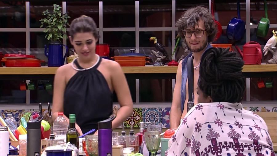 Pedro conversa com Vivian e Roberta sobre Emilly - Reprodução/TV Globo