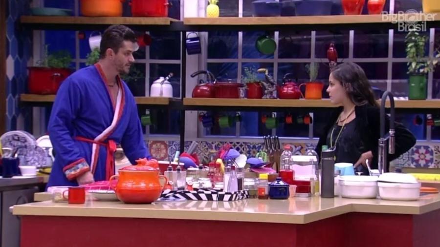 Marcos e Emilly falam sobre Ilmar, no "BBB17" - Reprodução/TVGlobo