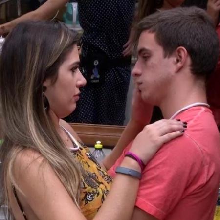 Manoel acha que sua saída será boa para Vivian - Reprodução/TVGlobo