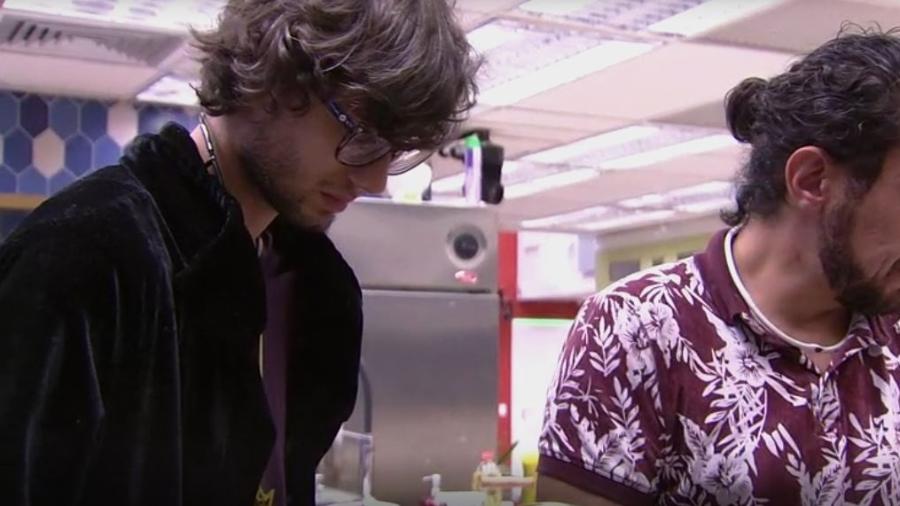 Pedro se queixa para Rômulo de louça deixada por Ilmar - Reprodução/TVGlobo