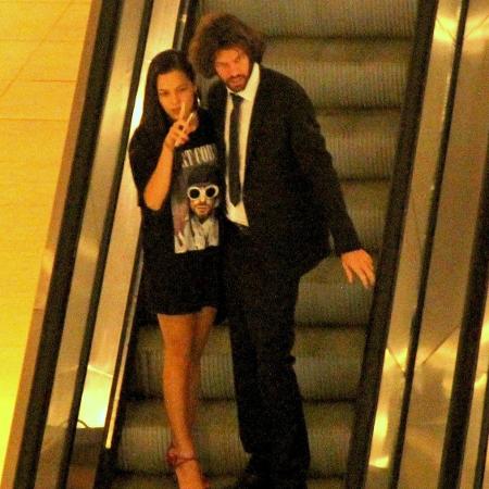 Ex-BBB Mayla é vista passeando com piloto em shopping no Rio - AgNews