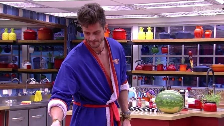 Marcos provoca Emilly: "Tava servindo água para a Vivian" - Reprodução/TV Globo