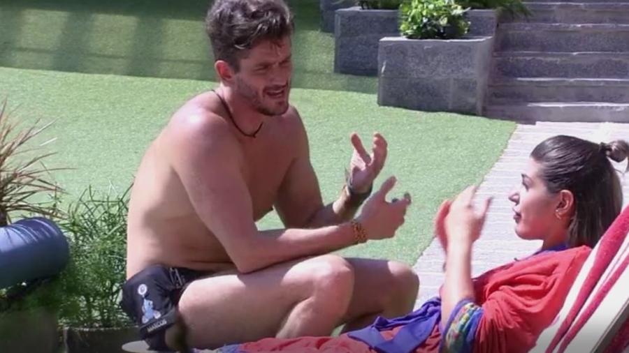 Marcos conversa com Vivian e se desculpa por dia anterior - Reprodução/TVGlobo