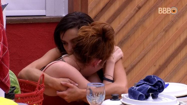 Ana Clara chora e é consolada por Paula - Reprodução/GlobosatPlay - Reprodução/GlobosatPlay