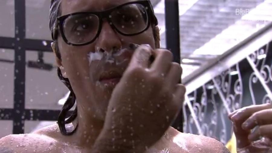 Ilmar toma banho no "BBB17" - Reprodução/TV Globo