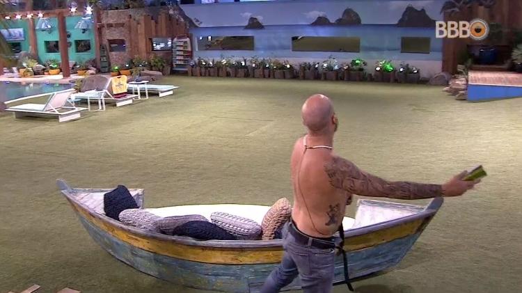 Caruso ameaça jogar a garrafa de Kaysar no telhado - Reprodução/GlobosatPlay - Reprodução/GlobosatPlay