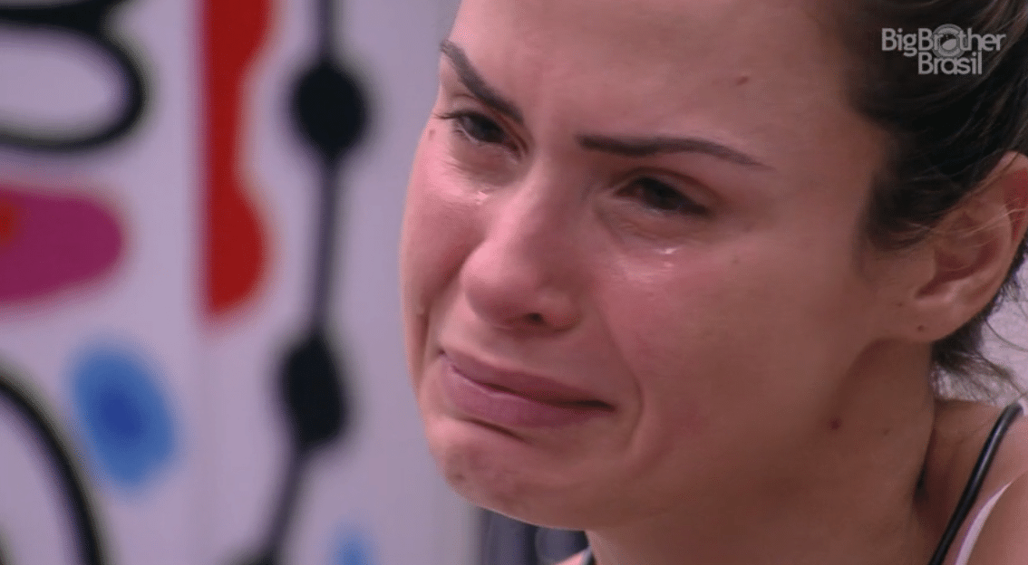 3.mar.2016 - Maria Claudia tenta convencer Ana Paula a não sair e a sister responde chorando: "Eu prefiro sair bem ainda e com o pouco de saúde que me resta" - Reprodução/TV Globo