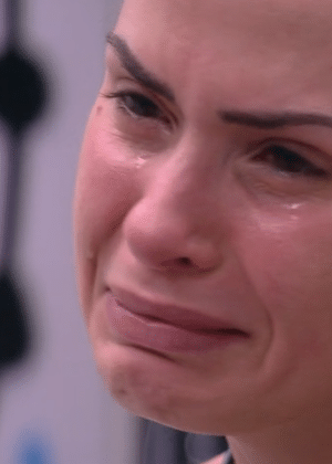 3.mar.2016 - Maria Claudia tenta convencer Ana Paula a não sair e a sister responde chorando: "Eu prefiro sair bem ainda e com o pouco de saúde que me resta" - Reprodução/TV Globo - Reprodução/TV Globo