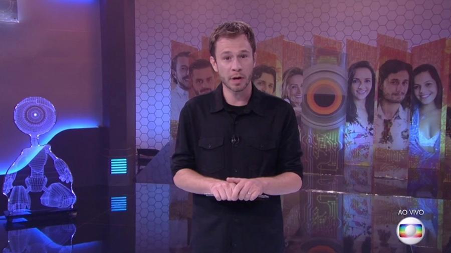 Tiago Leifert fala para o público sobre o jogo de segunda-feira (6) - Reprodução/TV Globo