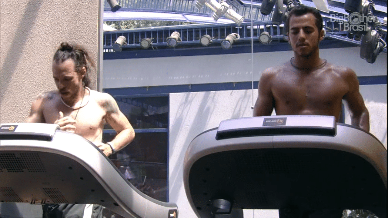 10.fev.2016 - Matheus e Tamiel malham nesta manhã no "BBB16" - Reprodução/TV Globo