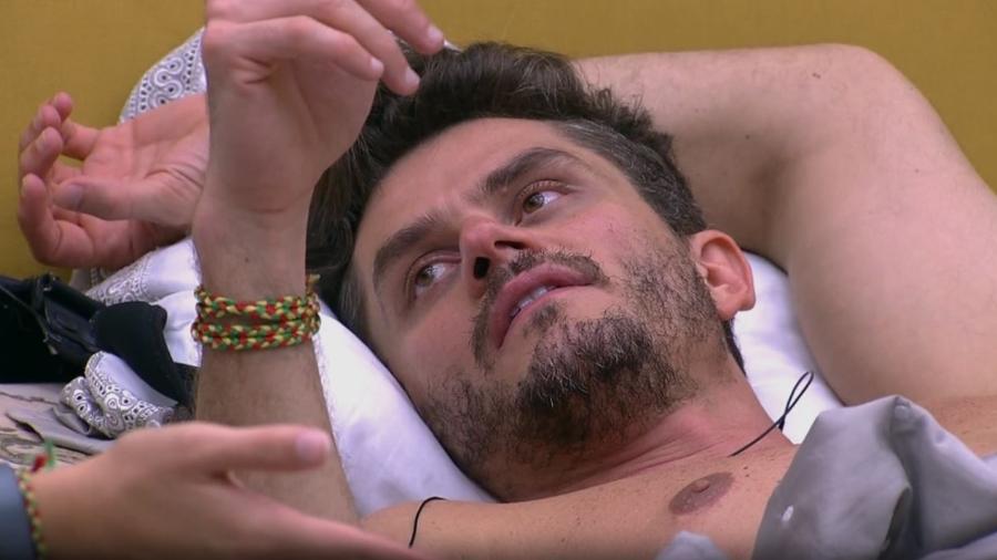 Marcos diz a Emilly que eles são ficantes - Reprodução/TV Globo