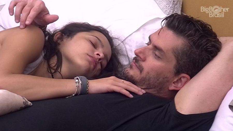 Marcos avisa Emilly que seu estilo de vida deve mudar - Reprodução/ TV Globo