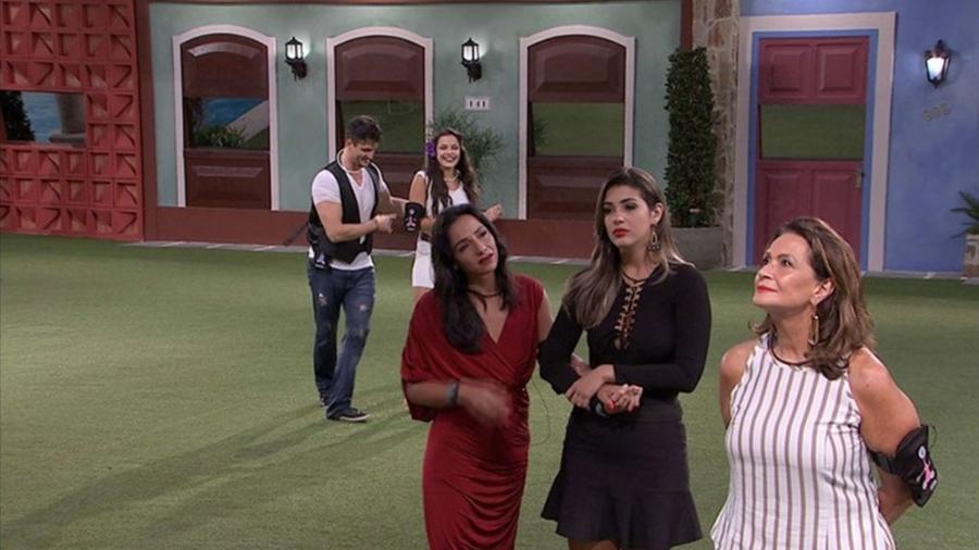 Após eliminação de Rômulo, Emilly e Marcos dançam enquanto Marinalva, Vivian e Ieda choram no jardim - Reprodução/TV Globo
