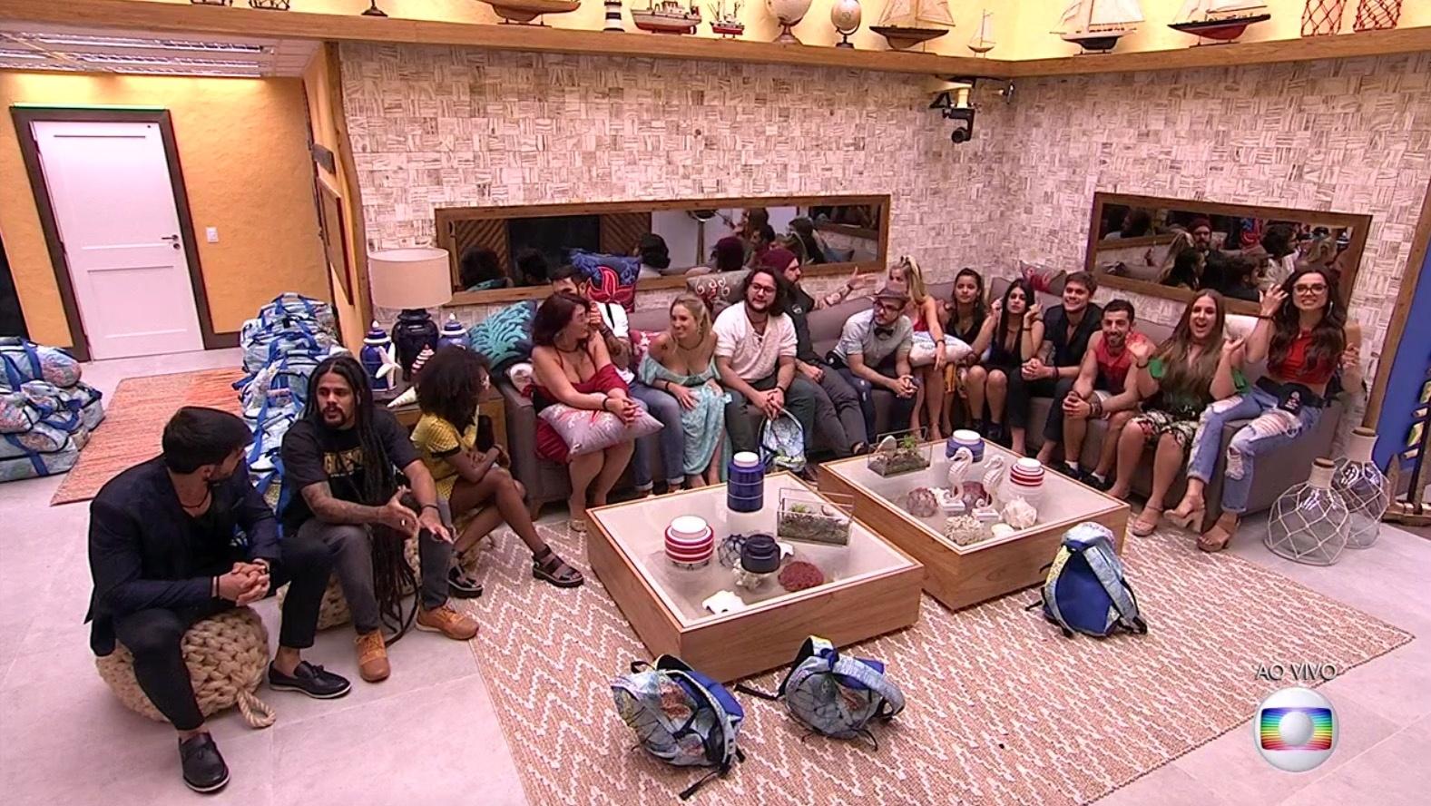 Os dezesseis participantes do "BBB18" são anunciados por Tiago Leifert - Reprodução/TvGlobo