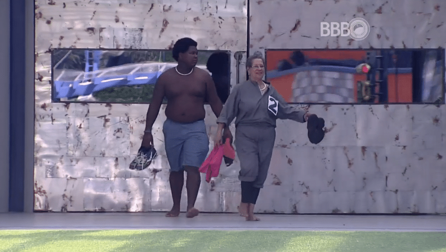 19.fev.2016 - No "BBB16", Ronan desiste e deixa a prova do líder ao lado de Geralda - Reprodução/TV Globo
