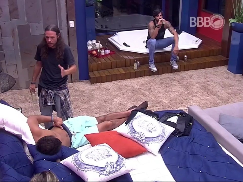 27.fev.2016 - Tamiel tenta convencer Matheus e Maria Claudia que não dá mais para agir só com o coração - Reprodução/TV Globo