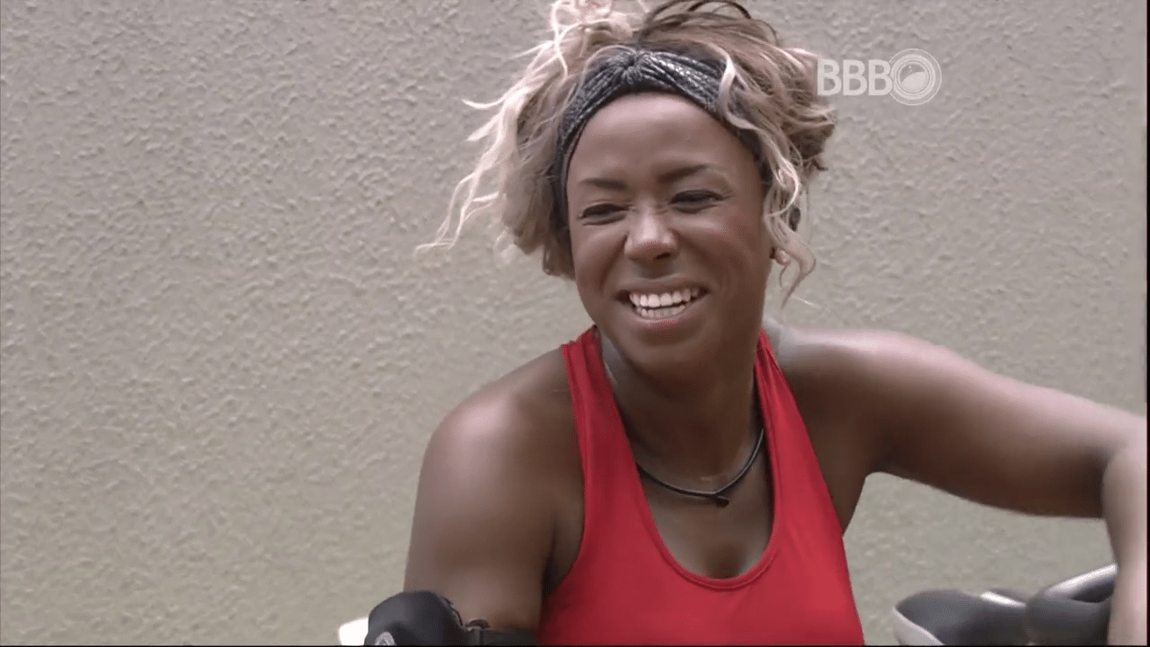 2.mar.2016 - Adélia dava risada na academia enquanto escutava a história da primeira e única namorada de Matheus - Reprodução/TV Globo