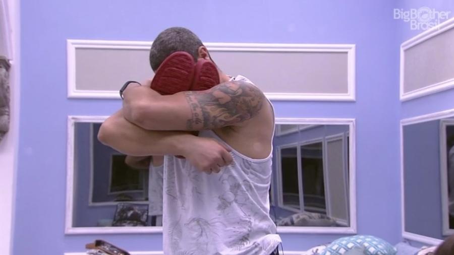 Daniel abraça tênis quer recebeu da produção para usar durante a festa deste sábado (25) - Reprodução/TV Globo