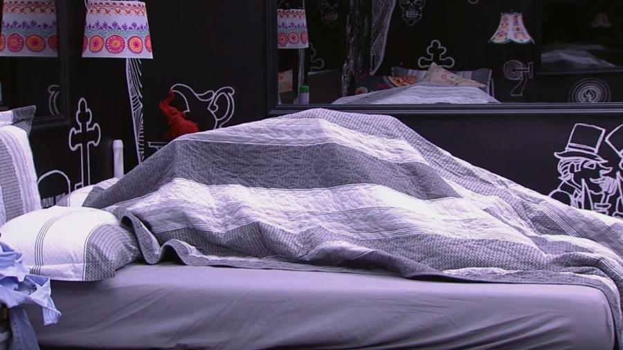 Emilly e Marcos movimentam edredom - Reprodução/TV Globo