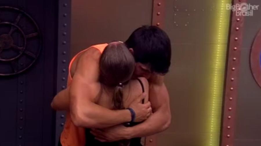 Lucas abraça Patrícia após prova do líder - Reprodução/Globoplay