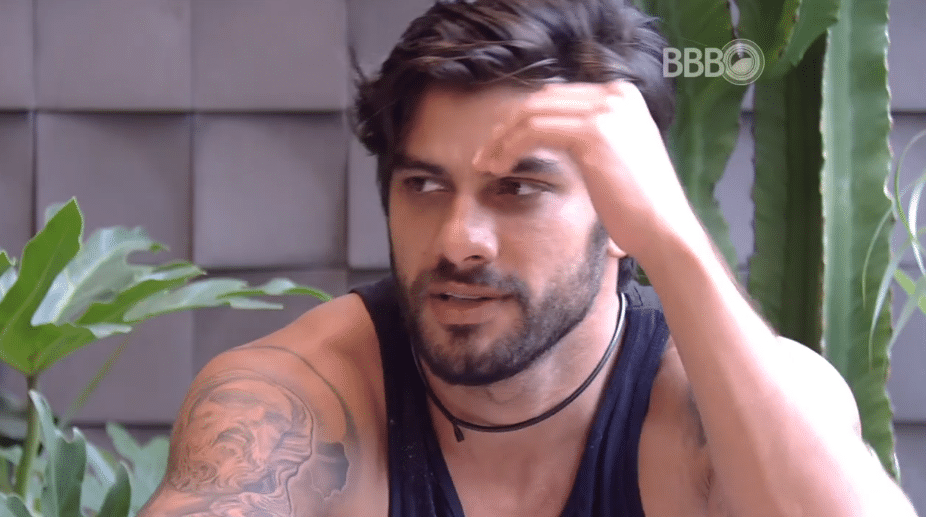 29.fev.2016 - Renan pergunta para Matheus se ele votaria em Adélia antes de votar em Ana Paula - Reprodução/TV Globo