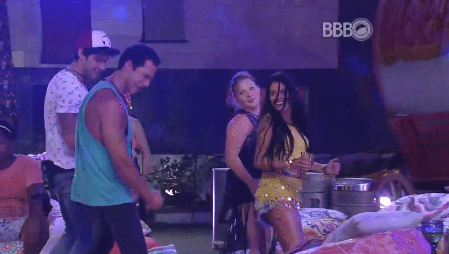 9.mar.2016 - No, "BBB16", Maria Claudia, Renan, Matheus e Munik dançam juntos na Festa Cigana - Reprodução/TV Globo