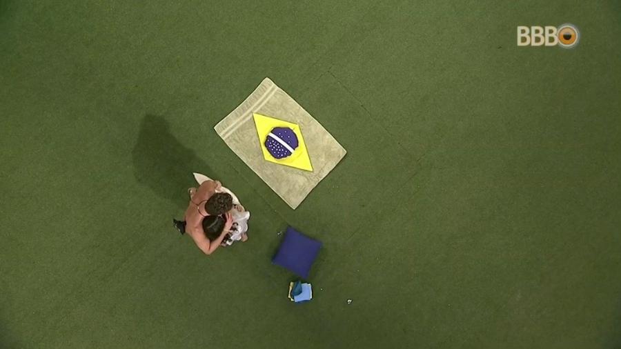 Emilly e Marcos criam bandeira do Brasil no jardim - Reprodução/TV Globo