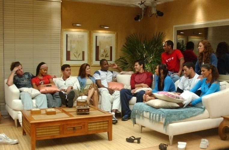 "BBB3": Sala da casa preservou o estilo simples das edições anteriores, com sofá branco, quadros na parede e uma planta - Divulgação/TV Globo